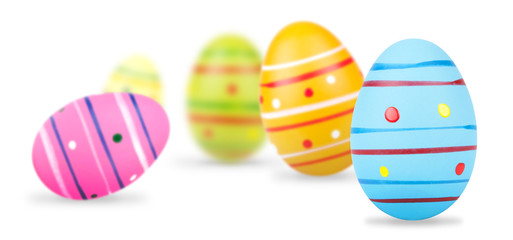 Ostereier bunt bemalt auf weißem Hintergrund