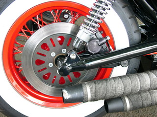 Scheibenbremse und Weißwandreifen eines japanischen Chopper Motorrad im Sommer bei Sonnenschein...
