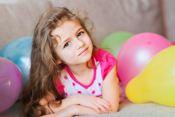 Obraz na płótnie Canvas Little girl with multicolored air balloons