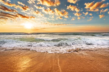 Crédence de cuisine en verre imprimé Mer / coucher de soleil Lever de soleil brillant sur la plage de l& 39 océan.