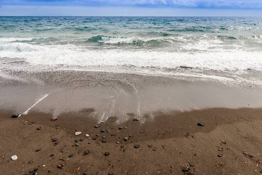 Plage de sable noir &agrave; Perisa &agrave; Santorin, Les Cyclades en Gr&egrave;ce