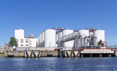 Obraz premium Oil loading terminal in port