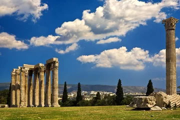 Foto op Plexiglas Greece. Athens. Ruins of the temple of Olympian Zeus (Olympieion), finished by Roman Emperor Hadrian in 132 AD, was one of the largest in the ancient world © WitR