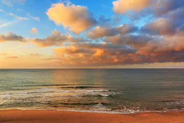Fototapeta na wymiar Beautiful clouds and sea landscape in sunset