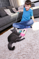 Junge spielt mit der Katze