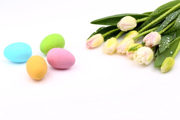 Uova di Pasqua con tulipani