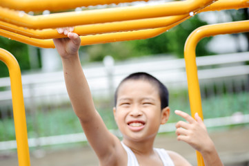 Obraz premium Boy and yellow bar