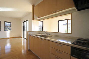 住宅　キッチン　対面型キッチン　ベーシュ　リビングダイニングルーム　施工例　シンプル家具なし