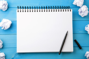 Notizzettel Notizblock Notizbuch leer mit Stift auf Schreibtisch
