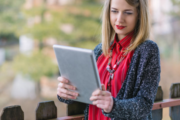 Obraz premium Young business woman using tablet outdoor...