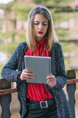 Obraz premium Young business woman using tablet outdoor...