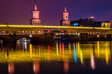Fototapeta na wymiar Oberbaumbrücke in Berlin bei Nacht