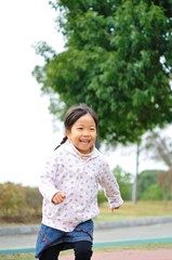 公園で走る女の子