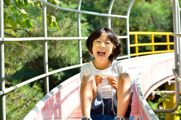 公園の遊具で遊ぶ女の子