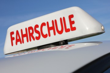 Dachschild eines deutschen Fahrschulautos