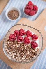Joghurt mit Müsli und Früchten