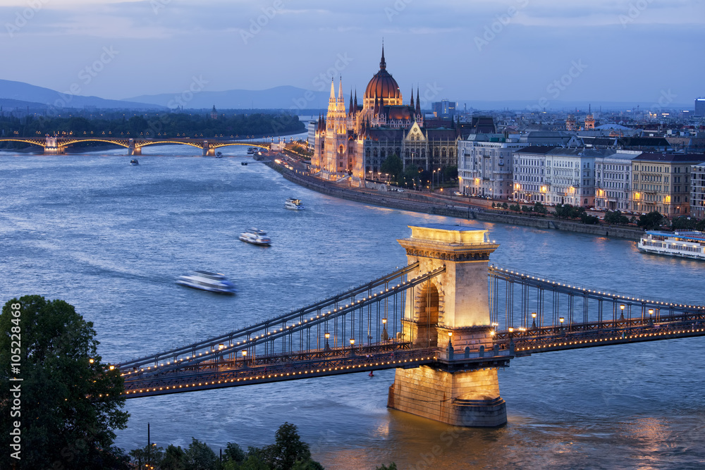 Poster budapest cityscape at dusk