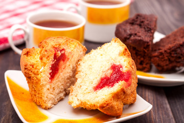 Cupcakes with tea on black wooden background