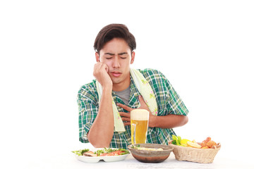 ビールを飲みすぎた男性