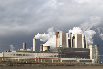 Gewitterwolken über einem Braunkohlekraftwerk
