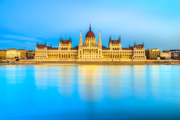 Obraz premium Budapest parliament at sunset, Hungary