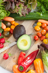 Frisches Gemuese um rustikales Schneidebrett