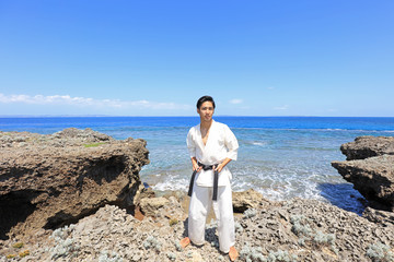 南国の美しいビーチで寛ぐ男性