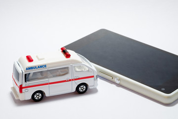 スマートフォンと救急車 © Ryusuke Komori