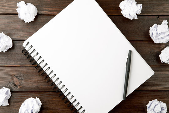 Notizbuch leer mit zerkn&uuml;lltem Papier