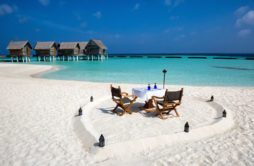 Romantisches Abendessen am Strand der Malediven - obrazy, fototapety, plakaty