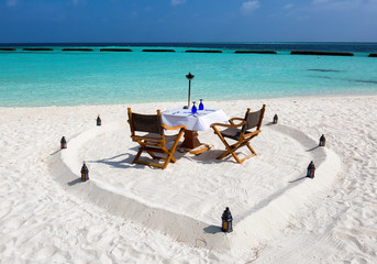 Romantisches Mittagsessen am Strand der Malediven