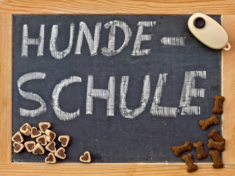 Tafel mit Aufschrift Hundeschule