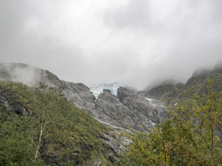 Ewiges Eis im Gr&uuml;nen/eine Gletscherzunge im Herbst bei starker Wolkenbildung