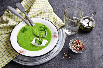 Green cream soup
