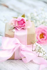Grußkarte - Geschenk mit rosa Schleife und Rosen 