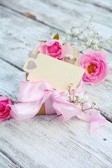 Grußkarte - Geschenk mit rosa Schleife und Rosen