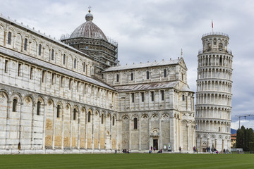Fototapeta na wymiar PIZA, ITALY - 10 MARCH, 2016: View of Leaning tower and the Basi