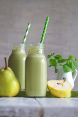 grüner Smoothie mit Birne