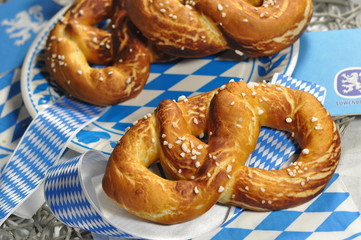 Laugengebäck in Brezel Form