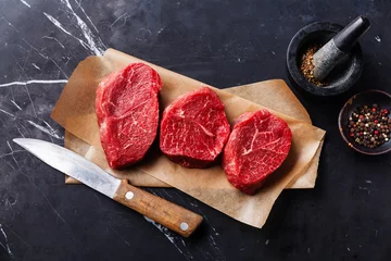 Crédence de cuisine en verre imprimé Viande Viande marbrée fraîche crue Steak et assaisonnement sur fond de marbre foncé