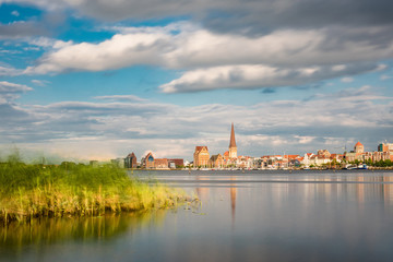 Blick über die Warnow auf Rostock