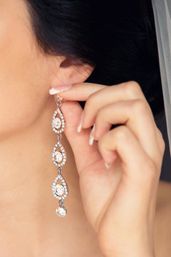 jeweler earring on the bride's ears