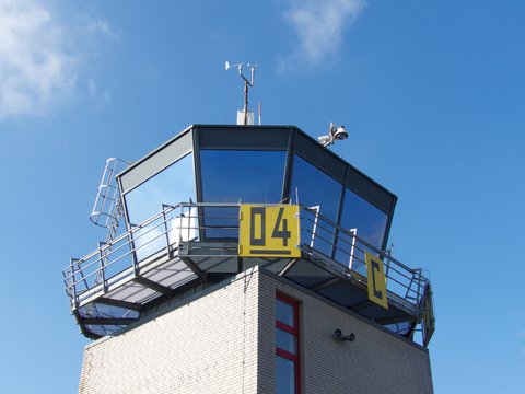 Blauer Himmel und Sonnenschein über dem Kontrollturm und Tower der Fluglotsen am Segelflugplatz Oerlinghausen bei Bielefeld am Hermannsweg im Teutoburger Wald in Ostwestfalen-Lippe
