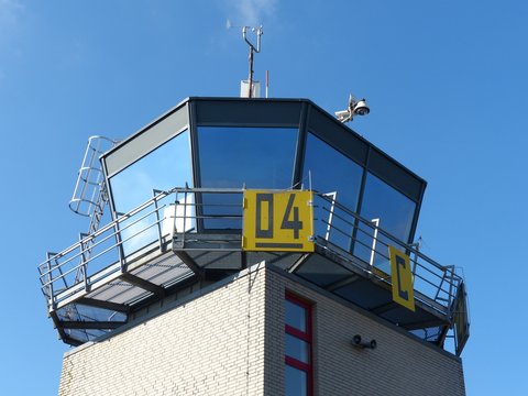 Plattform des Kontrollturm und Tower der Fluglotsen vor blauem Himmel im Sonnenschein am Segelflugplatz in Oerlinghausen bei Bielefeld im Teutoburger Wald in Ostwestfalen-Lippe