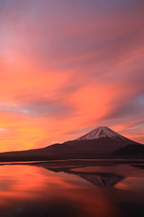 朝焼けと富士山 / 本栖湖で、朝焼けと富士山を縦位置で撮影