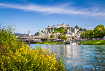 Fototapeta premium Historyczne miasto Salzburg z rzeką Salzach latem, Salzburger Land, Austria