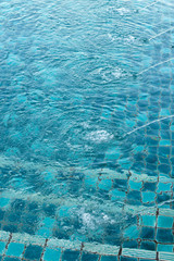 Naklejka premium Blue water in a hotel swimming pool