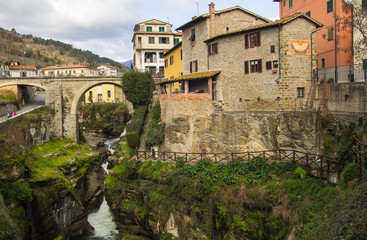 Fototapeta na wymiar Antico ponte nel borgo di Loro Ciuffenna