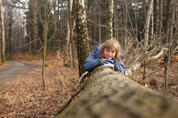 Kind im Wald