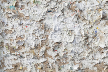 Naklejka premium Empty public bulletin board fragment with scraps